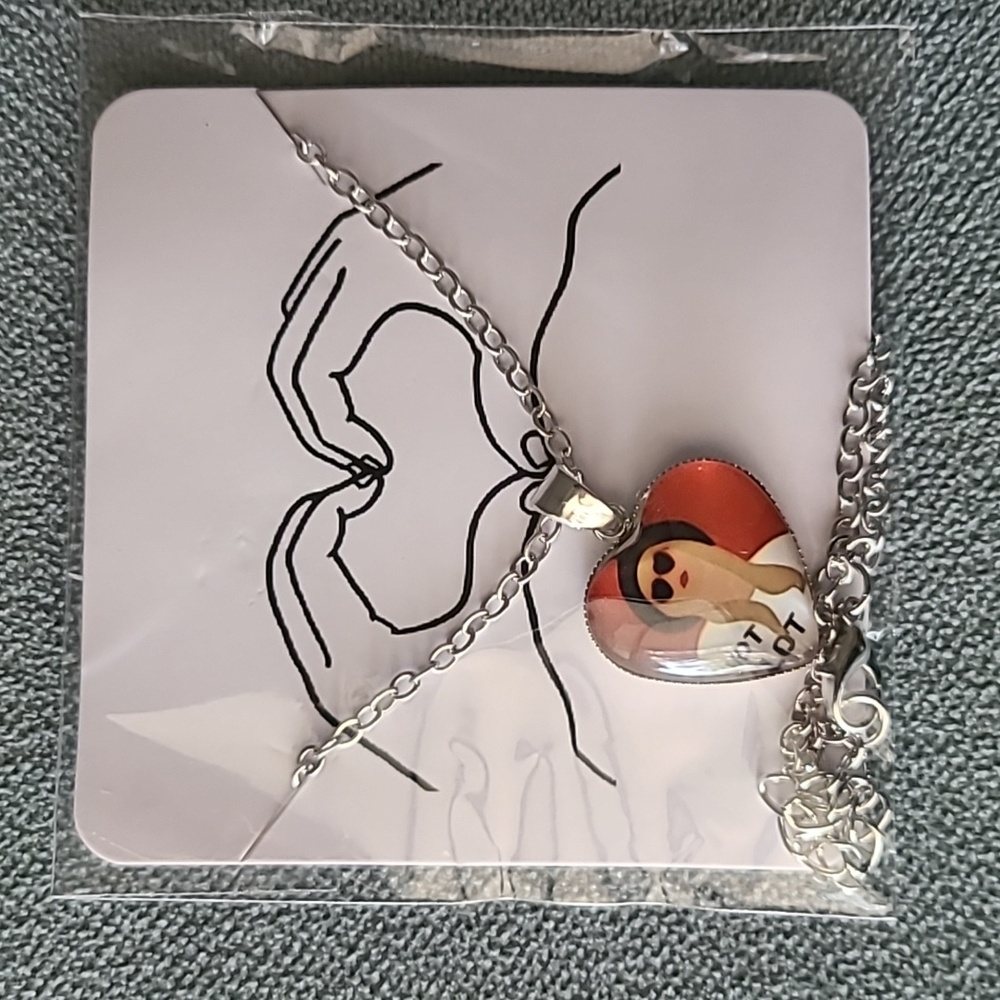 Taylor Swift Makeup Bag with Necklace and Bracelet - Picture 9 of 11